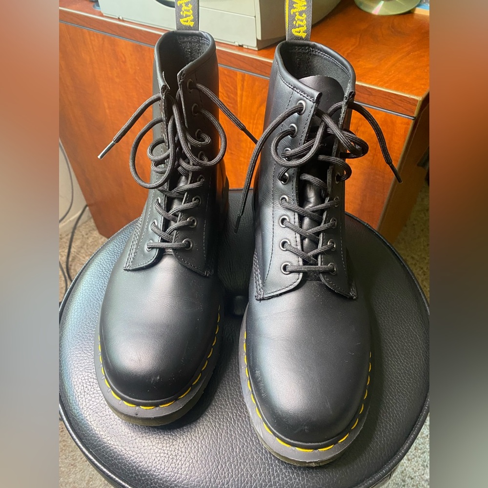 Doc Marten Boots (1460 WOMEN'S SMOOTH LEATHER LACE UP BOOTS)